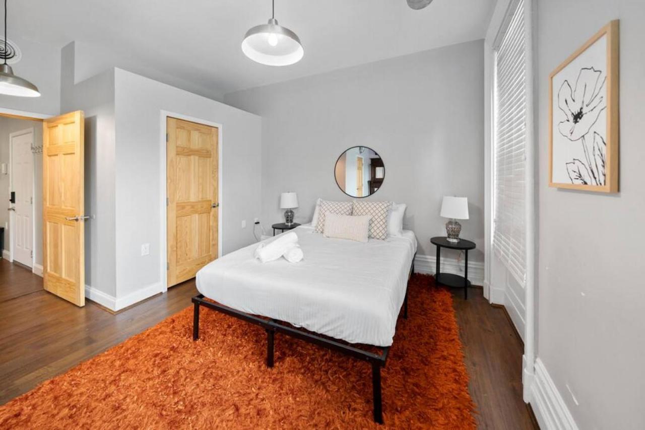 Apartment Escape 2br Steps To Tql Near Otr And Downtown *