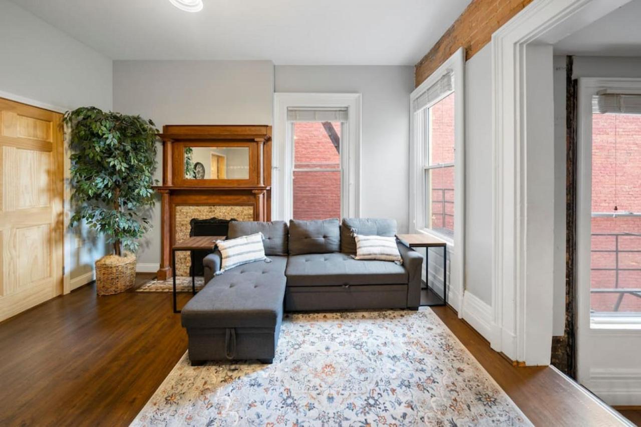 Escape 2br Steps To Tql Near Otr And Downtown Apartment *