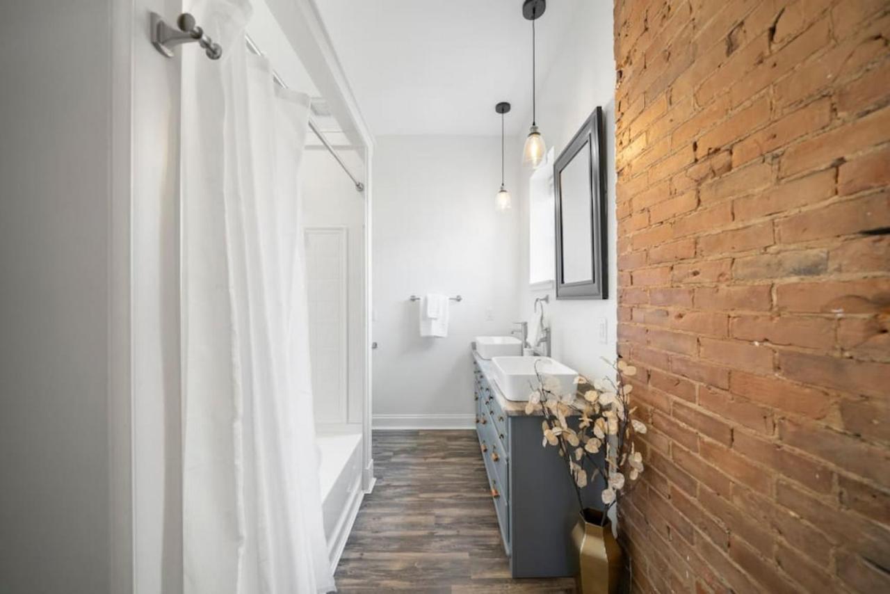 Apartment Escape 2br Steps To Tql Near Otr And Downtown *