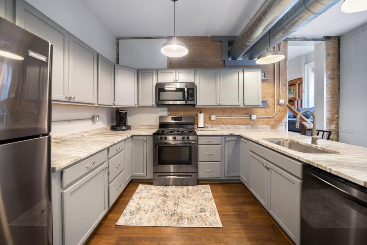 Apartment Escape 2br Steps To Tql Near Otr And Downtown *