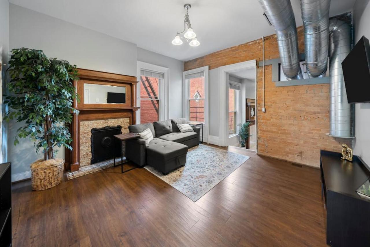 Escape 2br Steps To Tql Near Otr And Downtown Apartment *